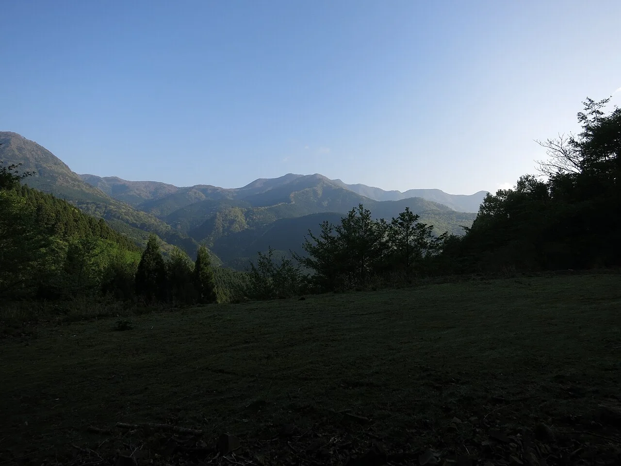 Grassland and layered wooded hills seen from Hosono Highlands